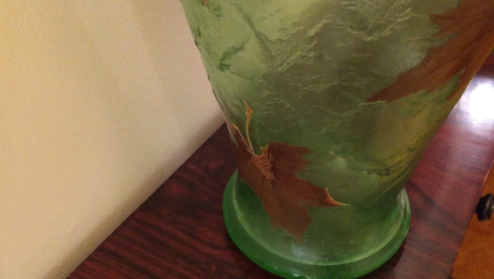 verre antique signé LEGRAS avec des feuilles vertes décoratives