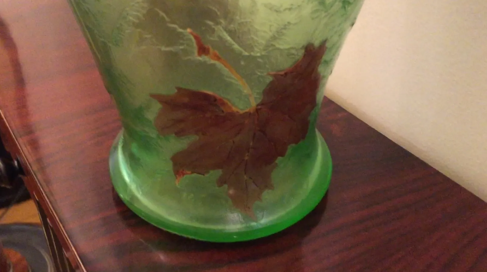 signiertes Glas LEGRAS mit Blattdesign in Grün