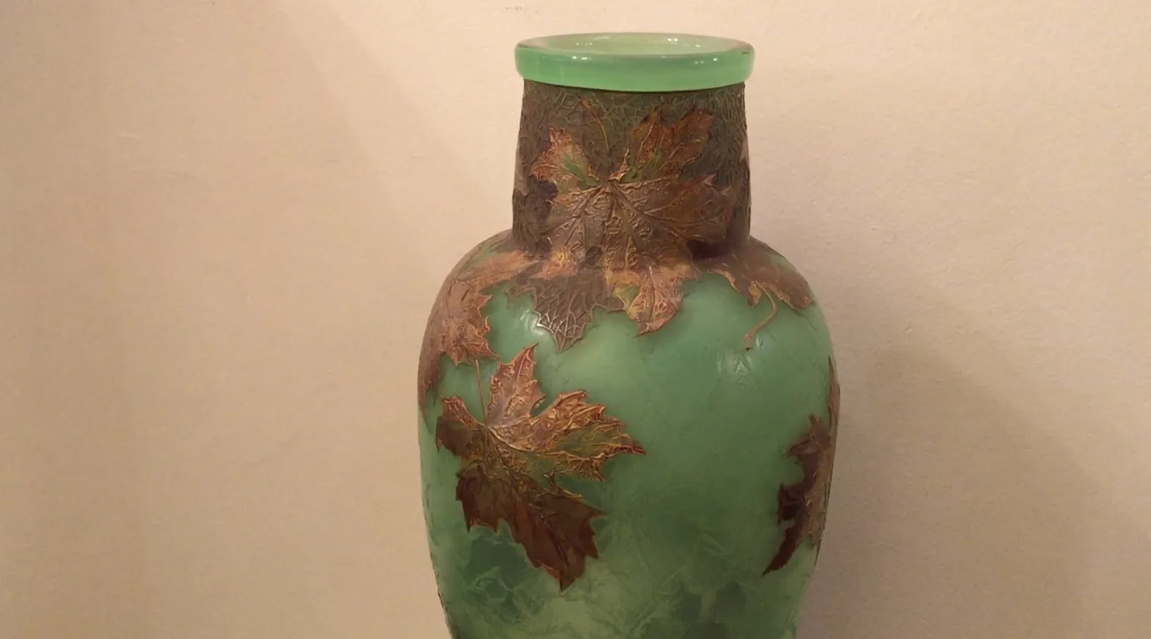 Antikes signiertes Glas LEGRAS mit goldenem und grünem Blätterdesign.