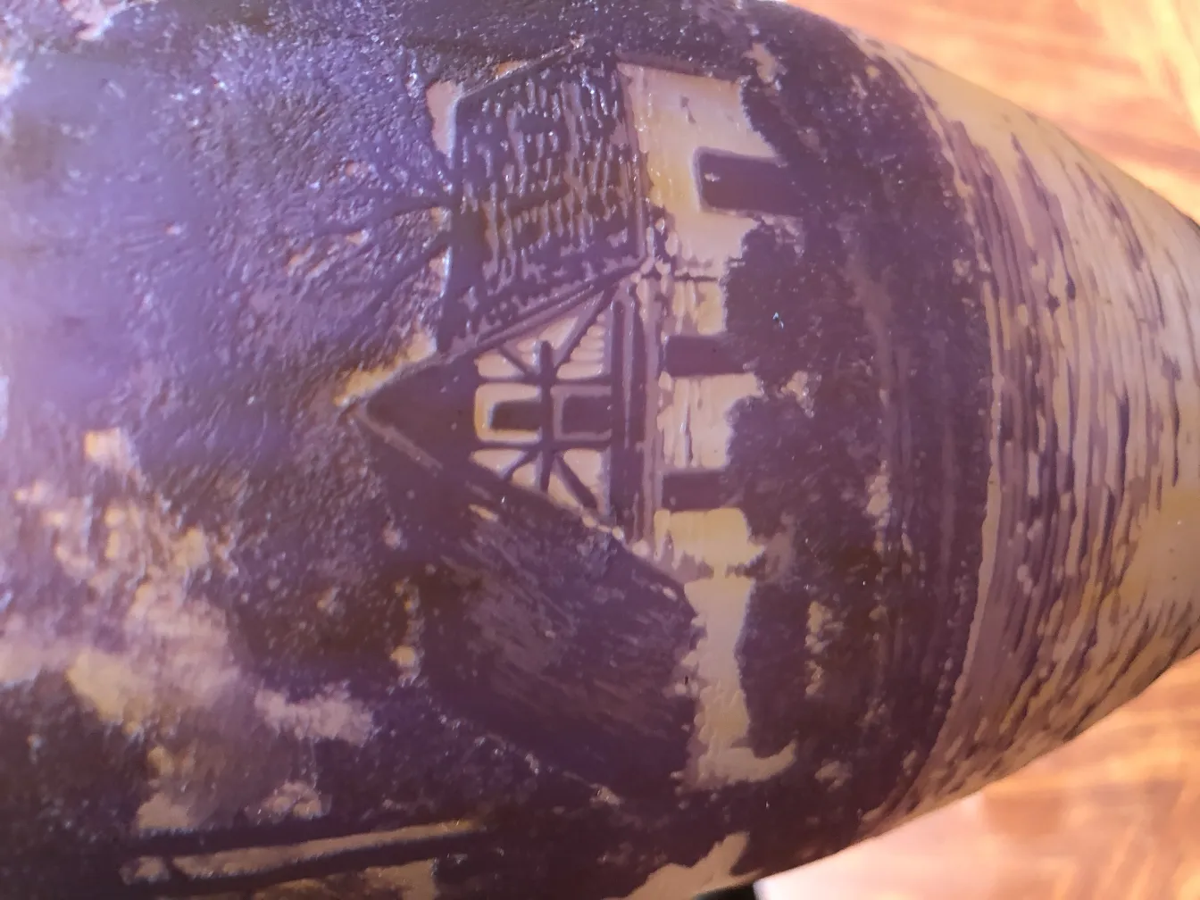 Vidrio de colección con detalles decorativos antiguos