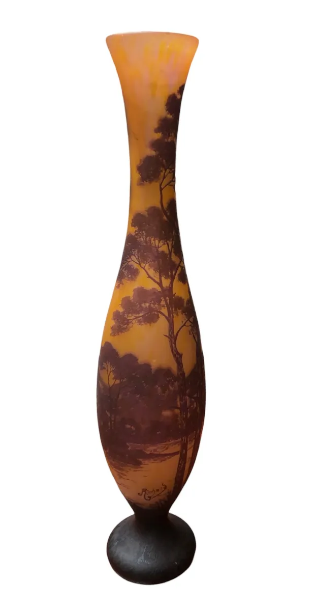 florero antiguo de vidrio firmado por Richard con diseño de árboles