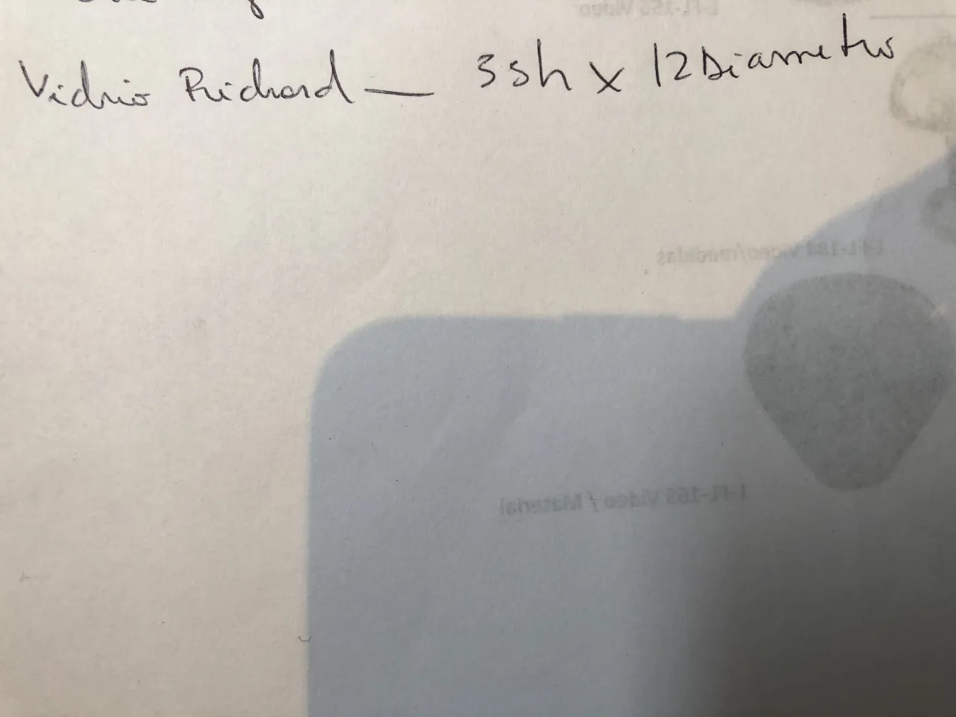 Verre ancien avec la signature de Richard, fond neutre.