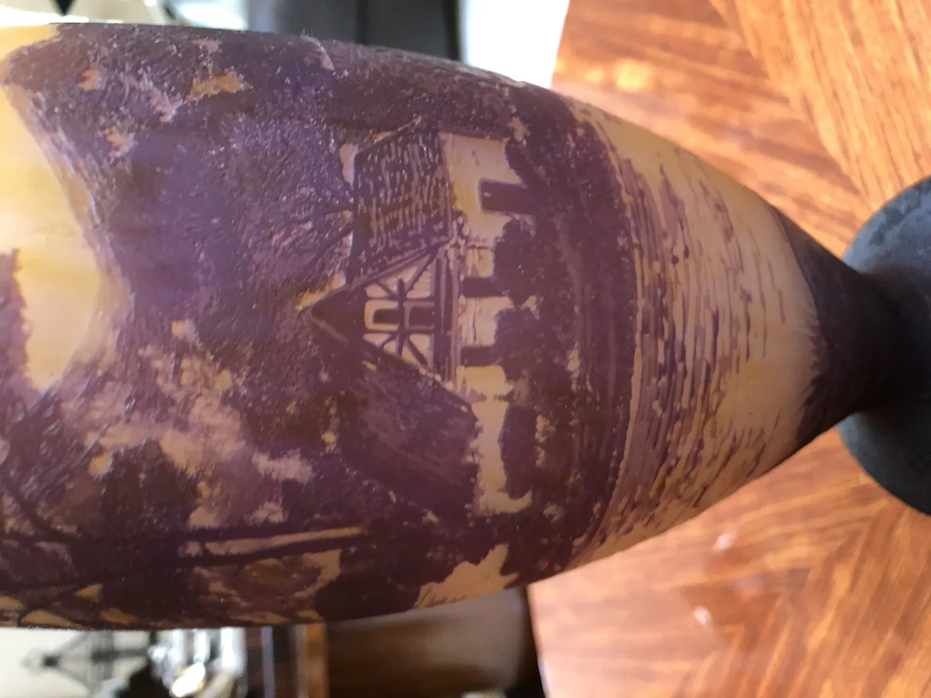 रिचर्ड द्वारा हस्ताक्षरित ग्लास जो जटिल प्राचीन डिज़ाइन के साथ है