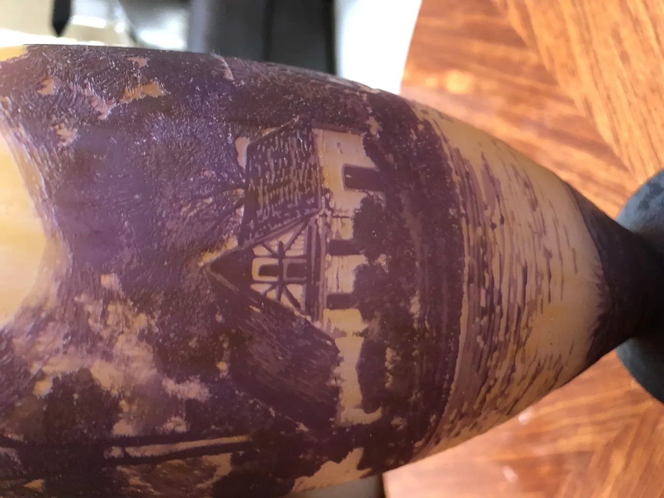 Vidrio firmado Richard con un diseño detallado de un paisaje