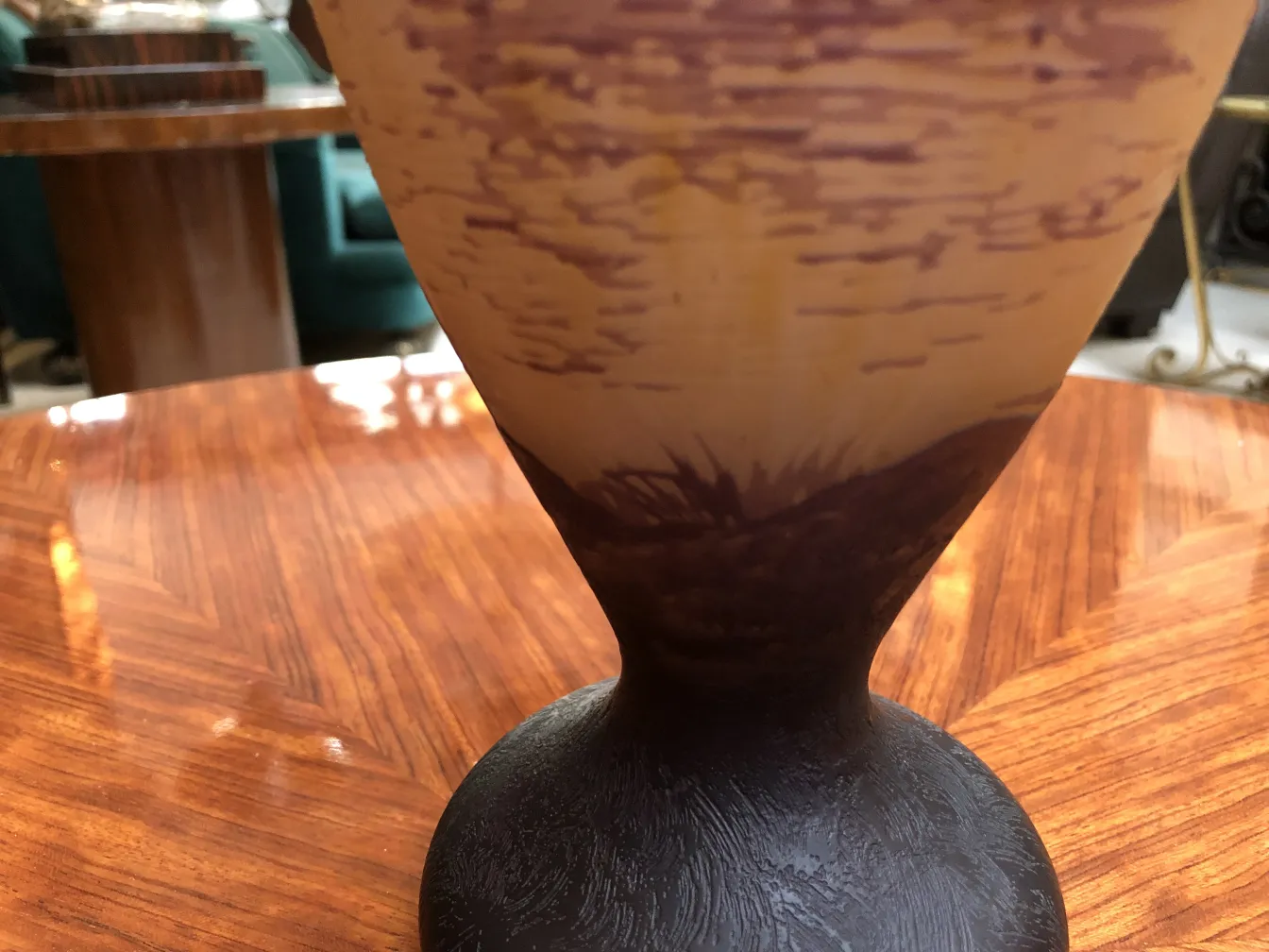 Vidro antigo assinado por Richard, com formas elegantes e decorações sutis.