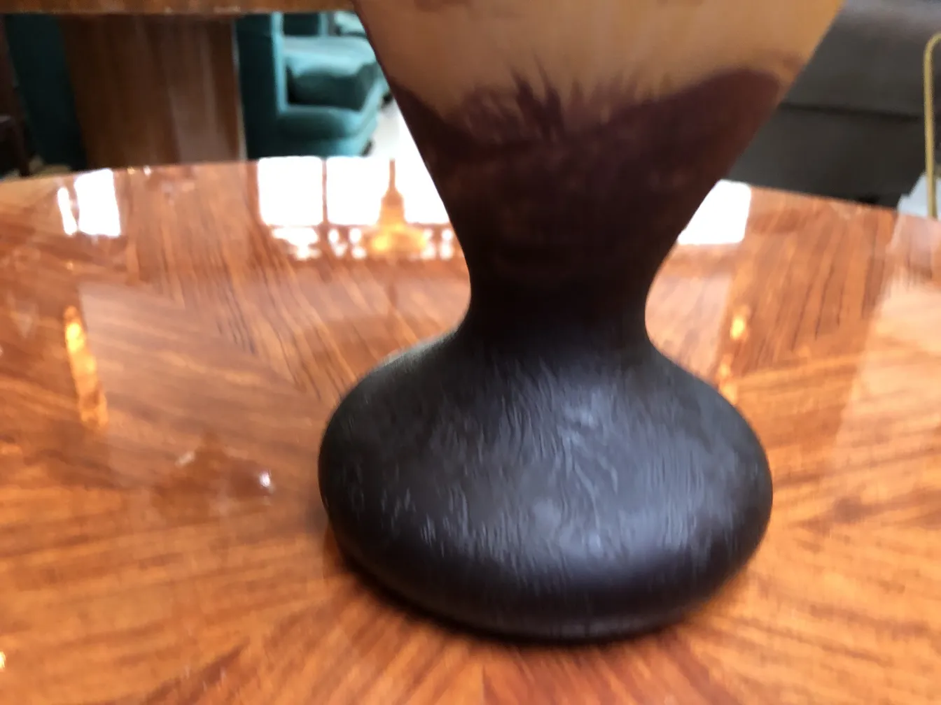 Base en verre avec forme distinctive, détails de conception élégants, signée par Richard.