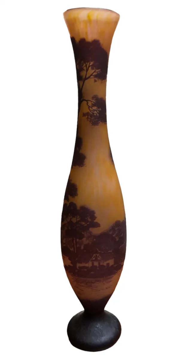 verre antique signé par richard, en orange, forme allongée.