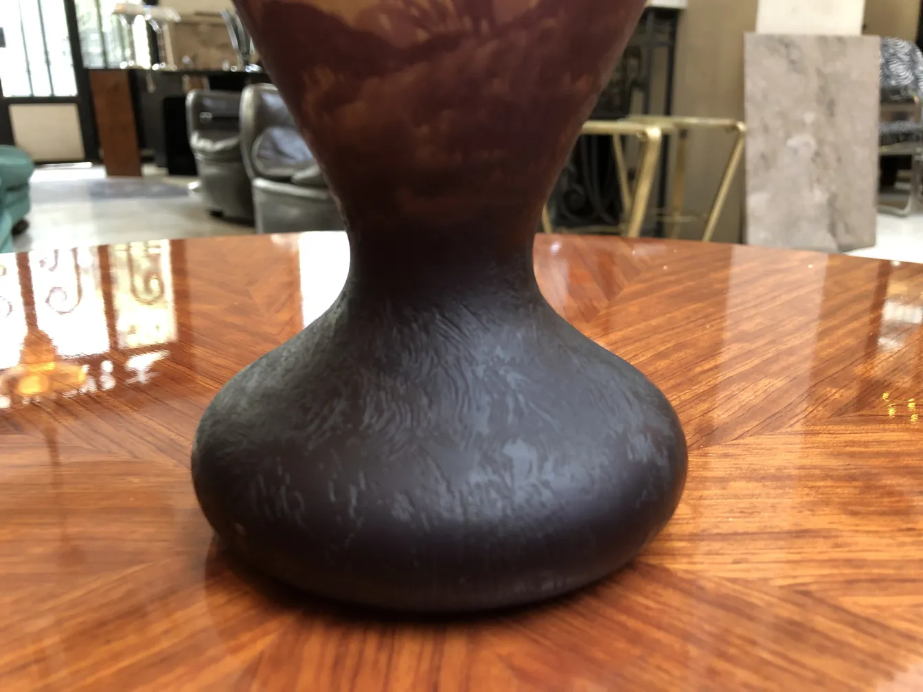 签名玻璃的底部有纹理细节，古董环境。