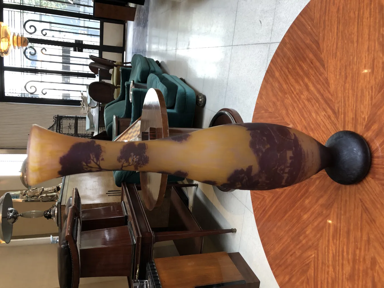 Vase con diseño de árboles en un ambiente antiguo.