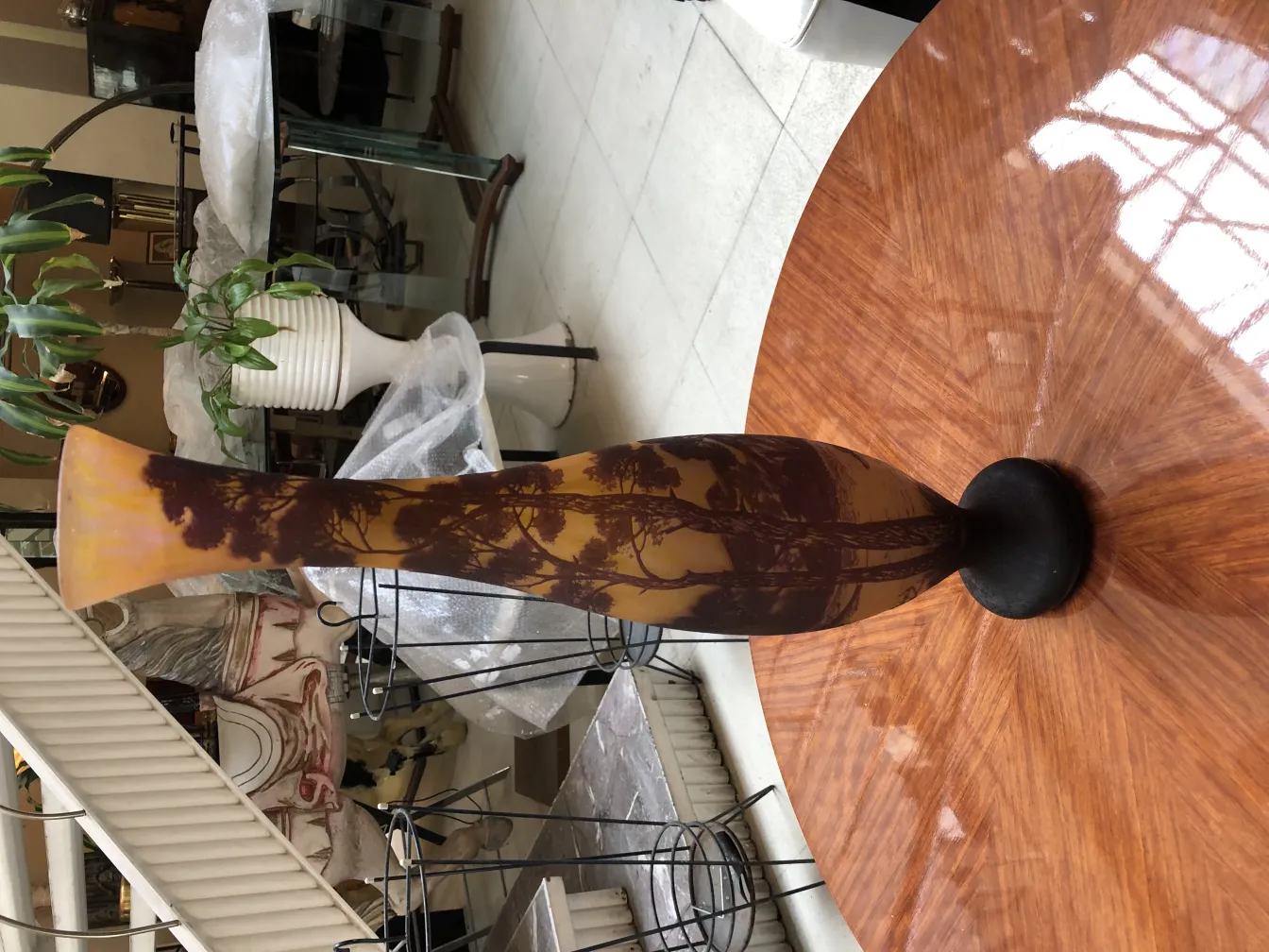 Antike Vase mit Richard's Unterschrift in eleganter Umgebung.