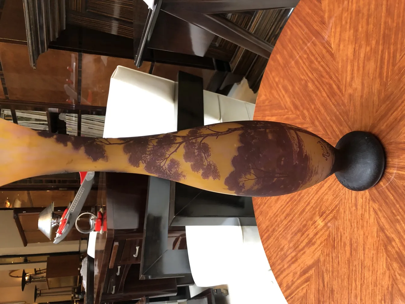 带有装饰场景的古董签名玻璃瓶。