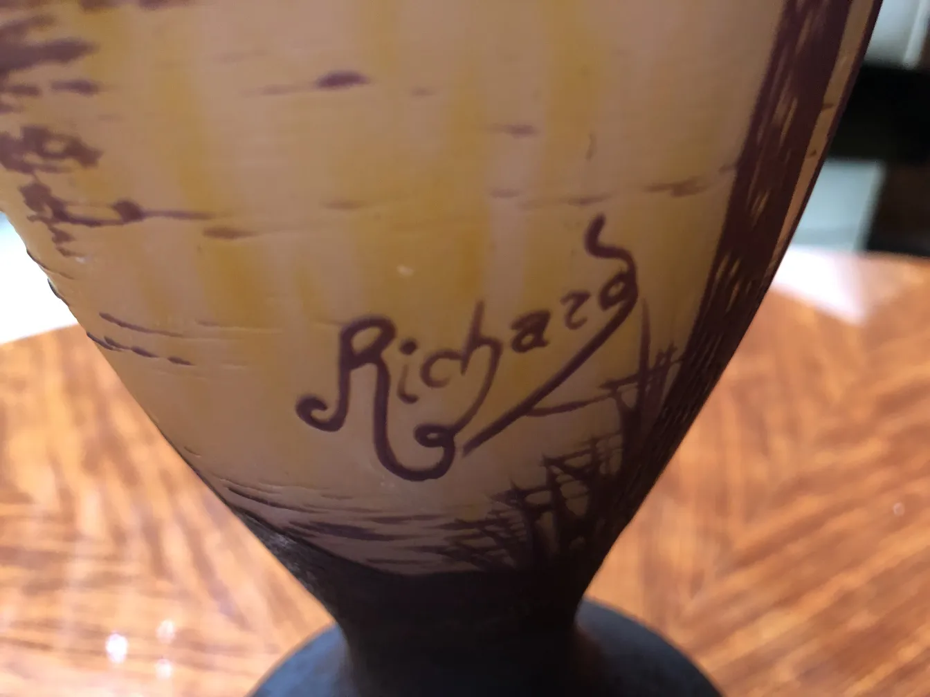 Verre ancien décoratif avec la signature de Richard en couleur