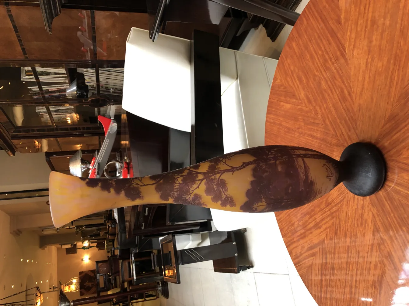 مزهرية مزينة بالمناظر الطبيعية، تحف زجاج موقّع (Richard) في بيئة أنيقة.