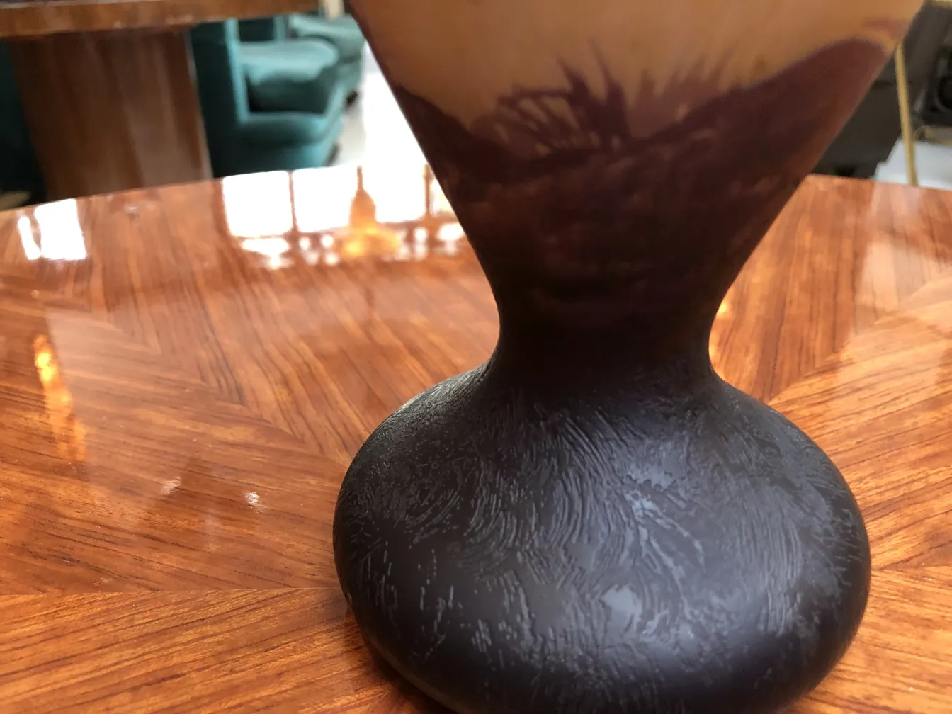 vidrio firmado de diseño oscuro sobre una mesa de madera