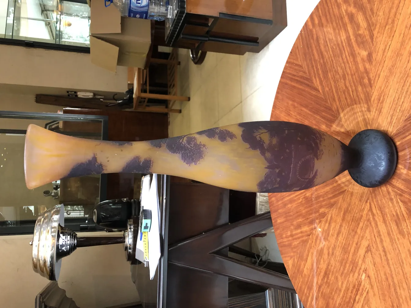 Antike Vase mit Richard's Signatur in Gelb- und Violetttönen, dekorativ, in einer eleganten Umgebung.