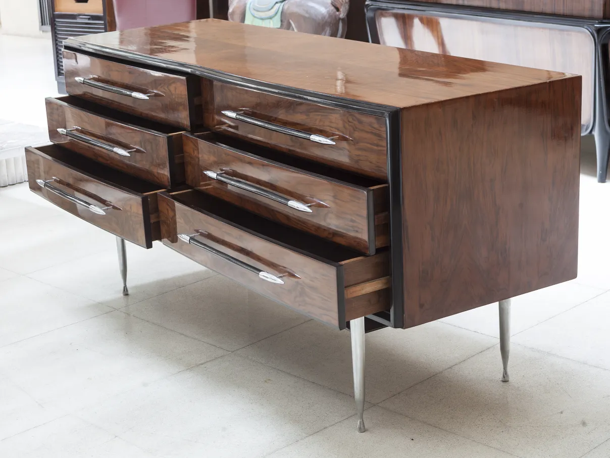 table de chevet ancienne avec un fini brillant et des tiroirs