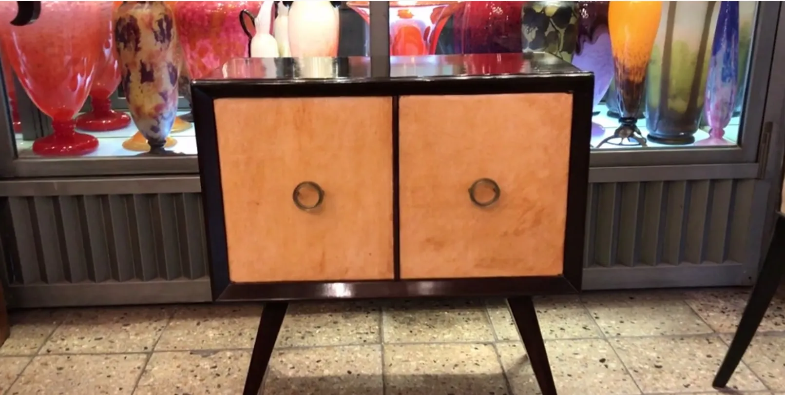 criado-mudo antigo com portas e design simples