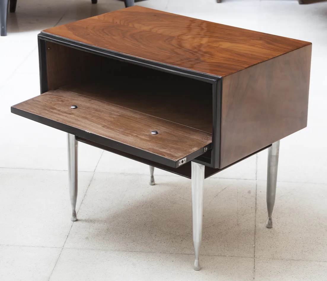 античная прикроватная тумба с ящиком, светлая обстановка