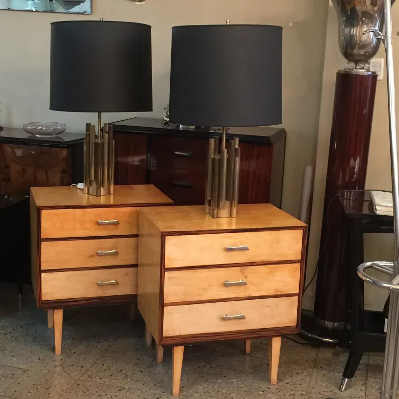 tables de chevet anciennes avec des détails minimalistes et des lampes