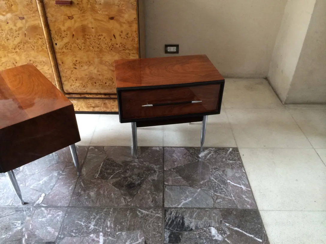 criadores-mudos antigos com acabamento brilhante e detalhes elegantes em ambiente acolhedor