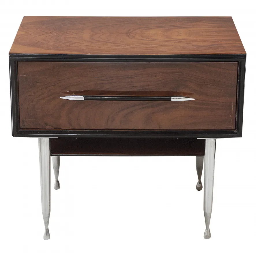 table de chevet antique avec tiroir et pieds en métal, idéale pour une chambre classique.