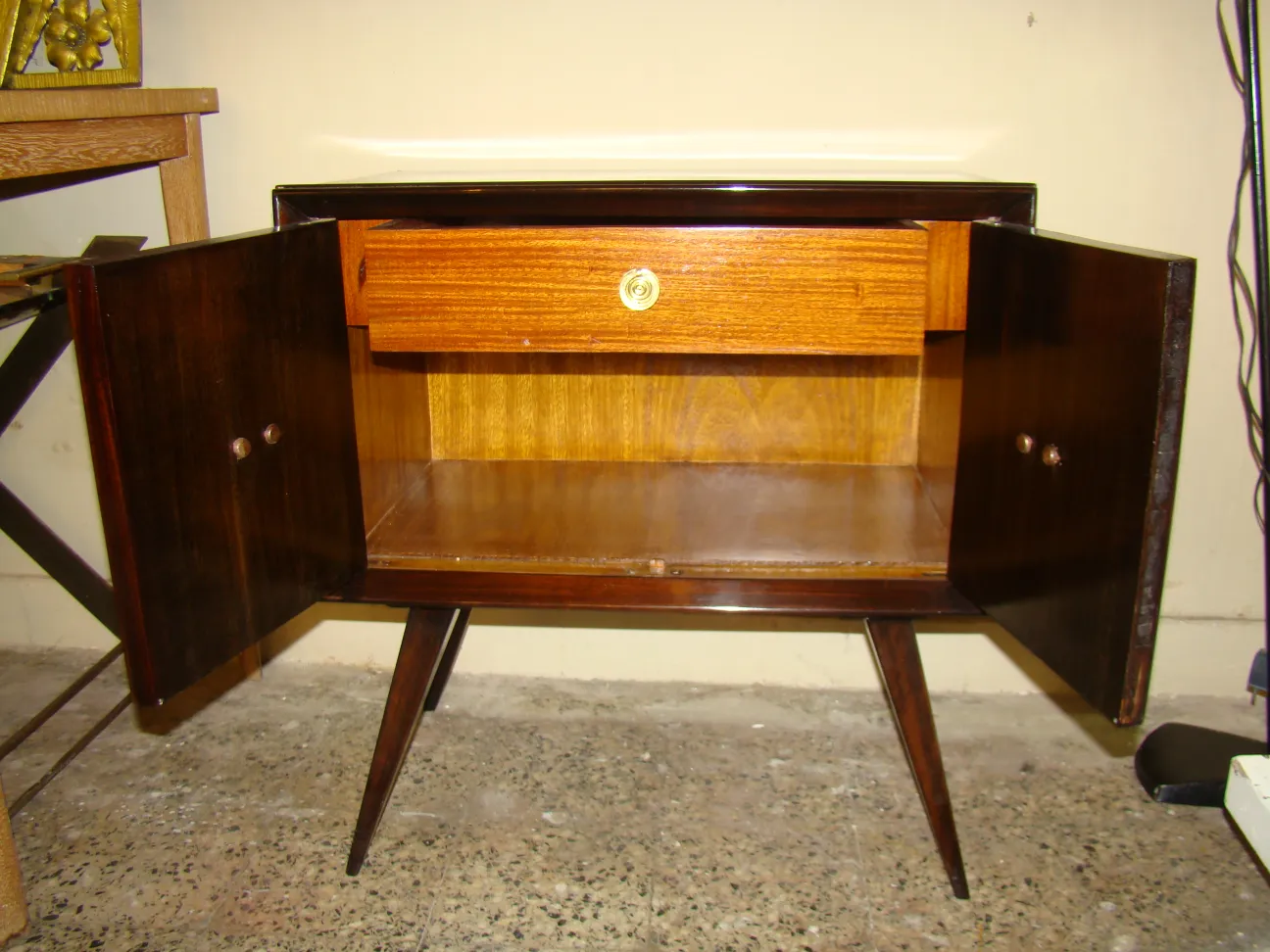 table de chevet ancienne avec portes ouvertes et tiroir