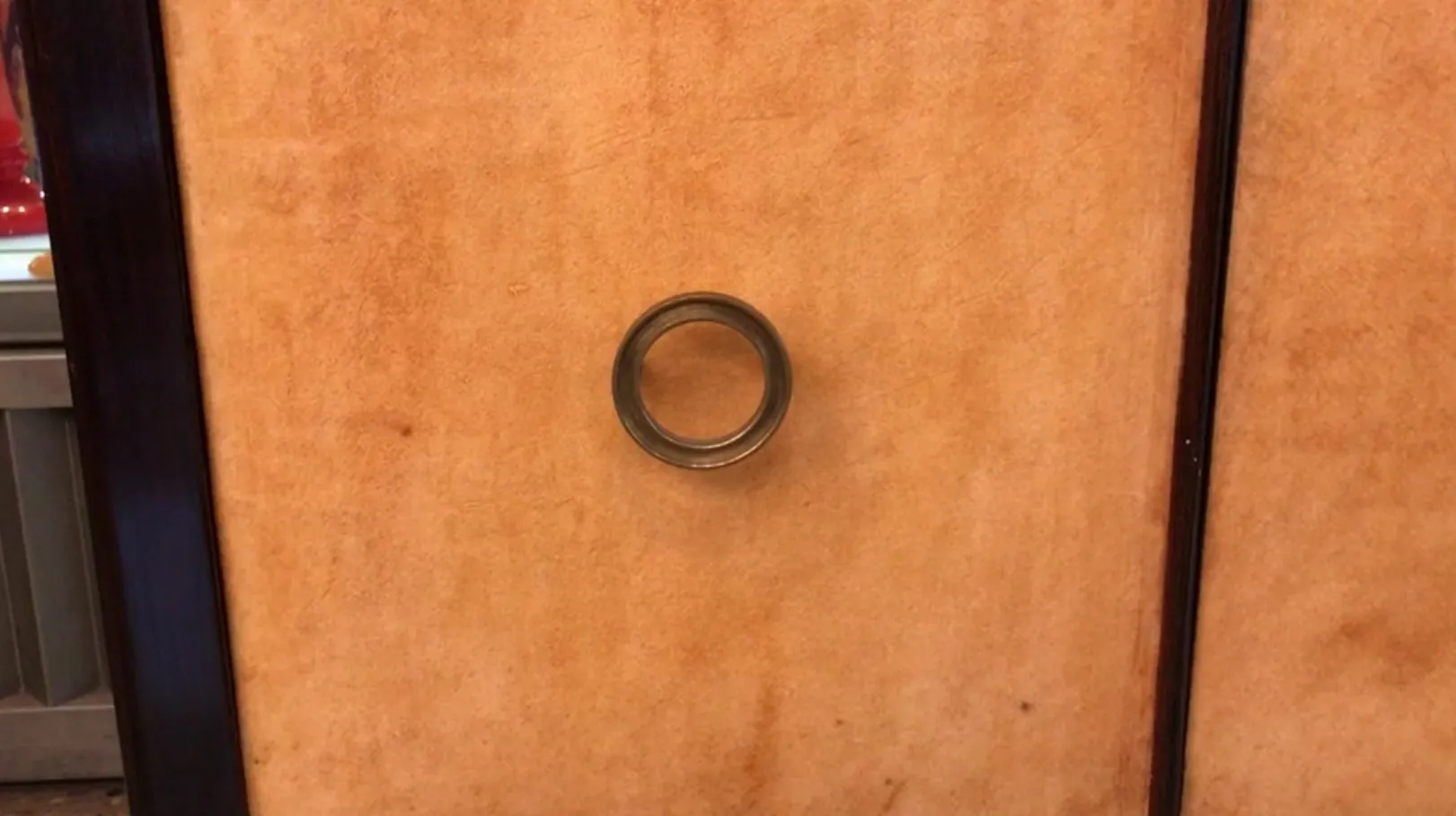 Comodino antico con dettagli decorativi in un ambiente caldo