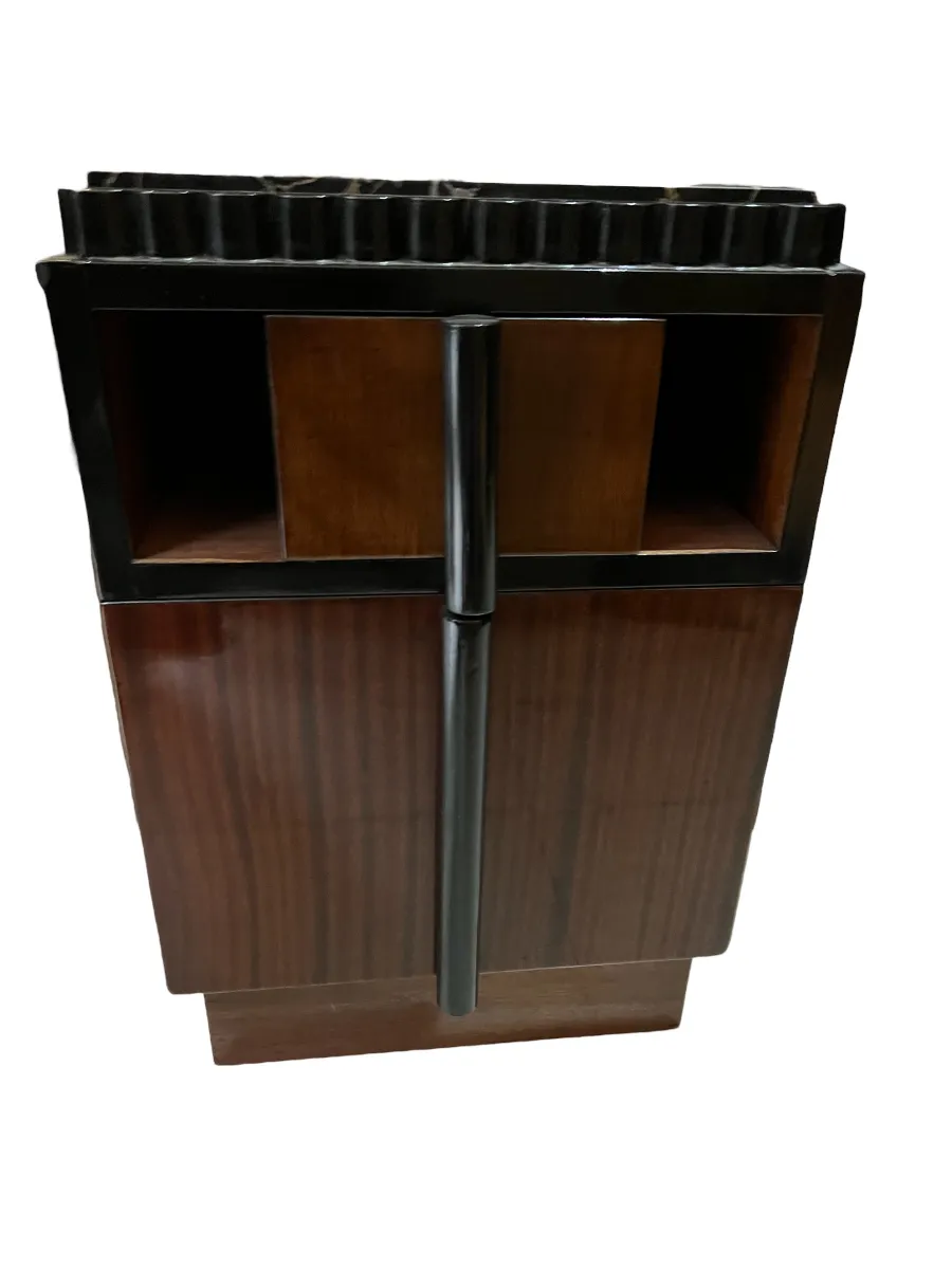 Criado-mudo antigo com detalhes únicos e funcionalidade.