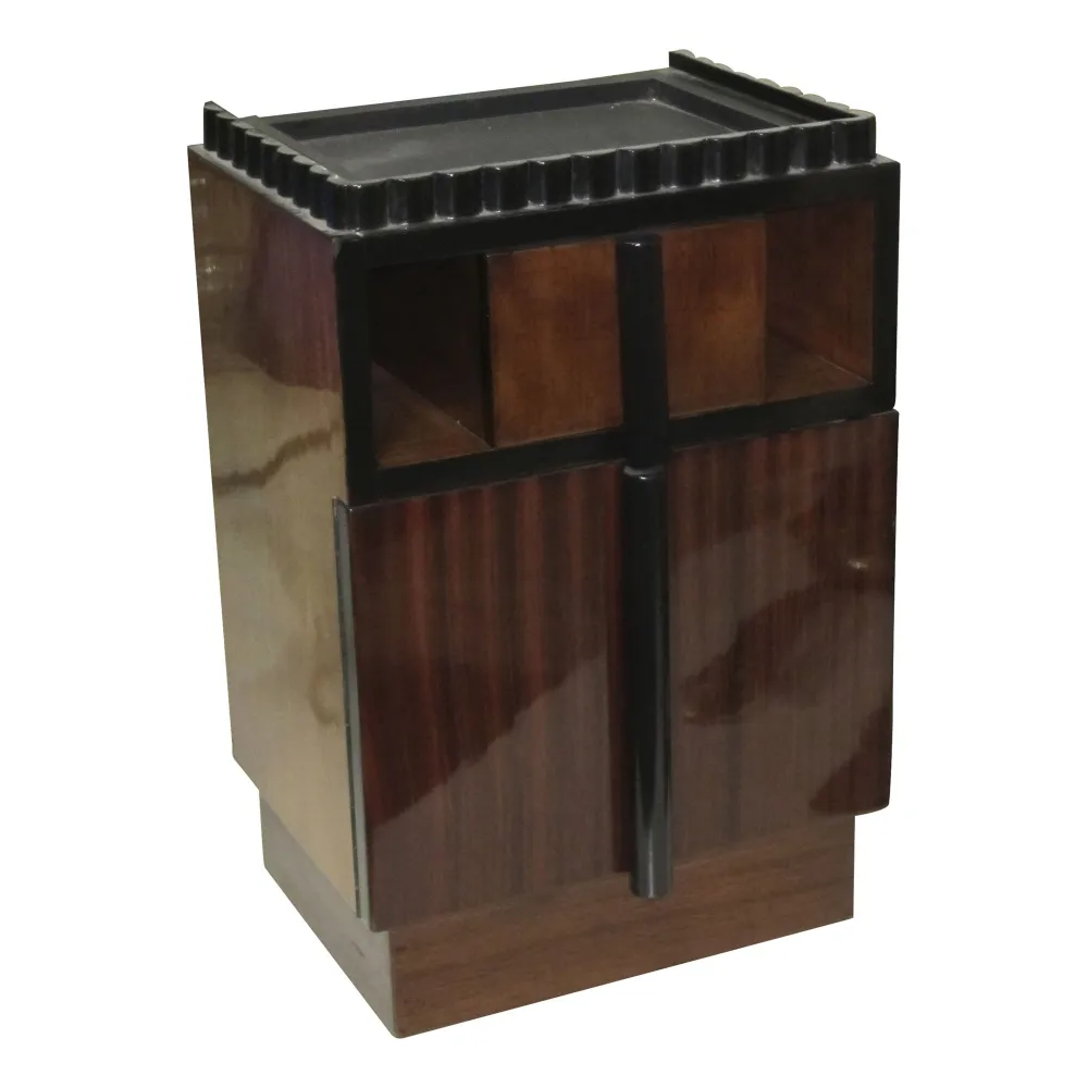 антикварная прикроватная тумба с элегантным дизайном и секциями