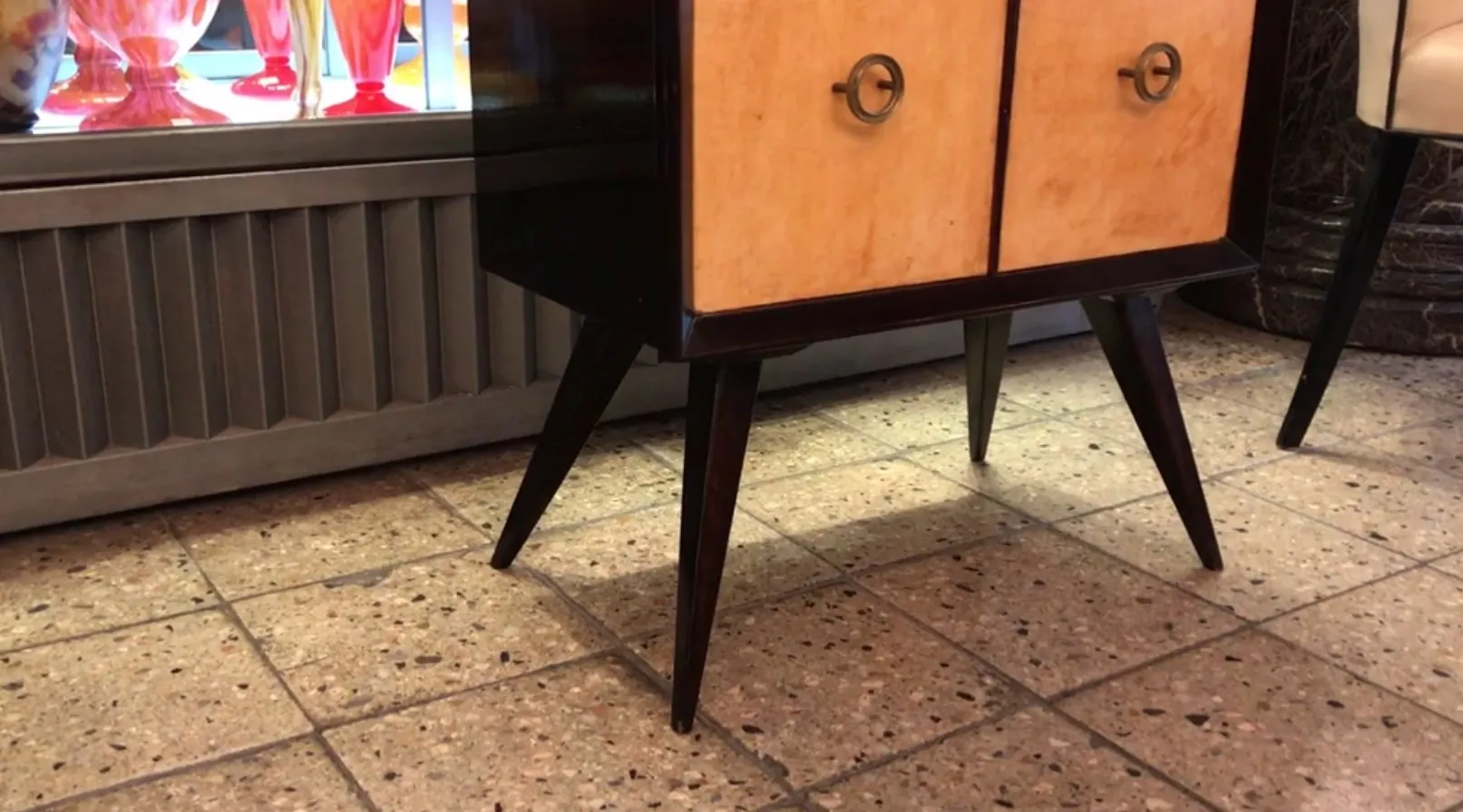 table de chevet ancienne avec pieds inclinés et tiroirs