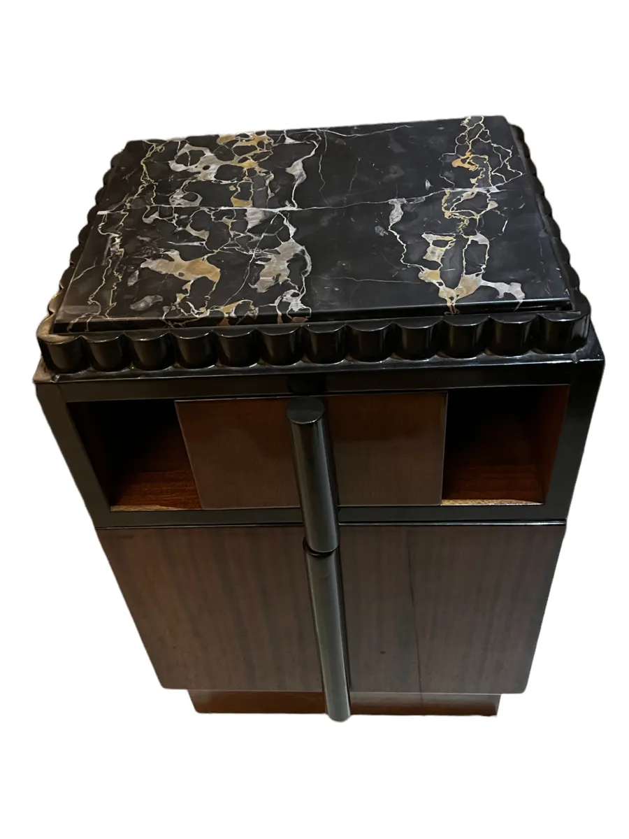 Criado-mudo antigo com design elegante no topo