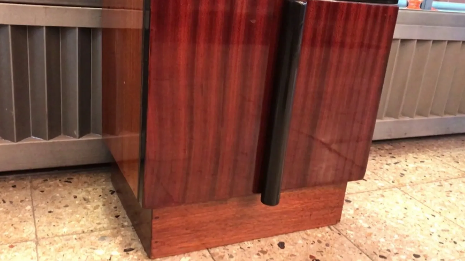 Antiker Nachttisch mit eleganten Designdetails, warmes Ambiente