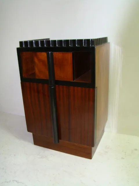 우아한 선의 고전 침대 옆 테이블