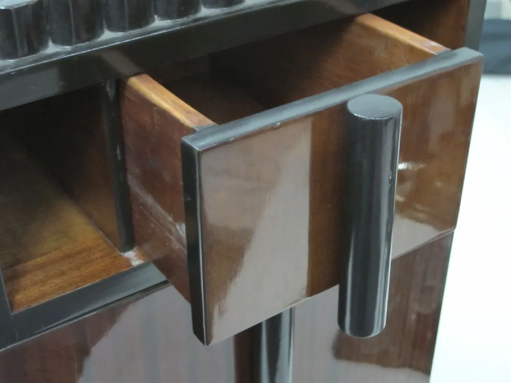 comodino antico con cassetto in legno scuro