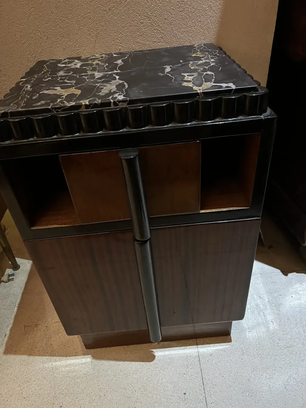 alte nachttische mit elegantem design, neutraler hintergrund