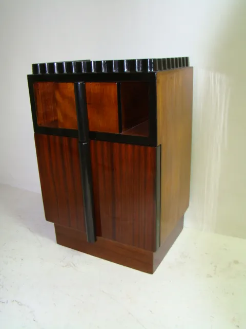 Antiker Nachttisch mit stilvollem Design