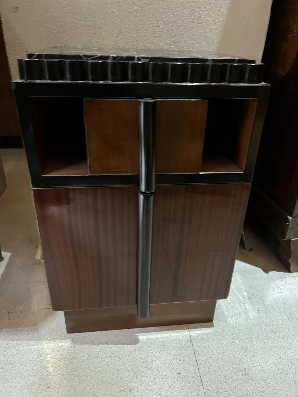 antigua mesa de luz con compartimientos y diseño elegante