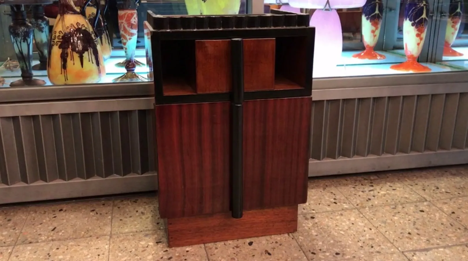 antike Nachttische mit elegantem Design zur Schau