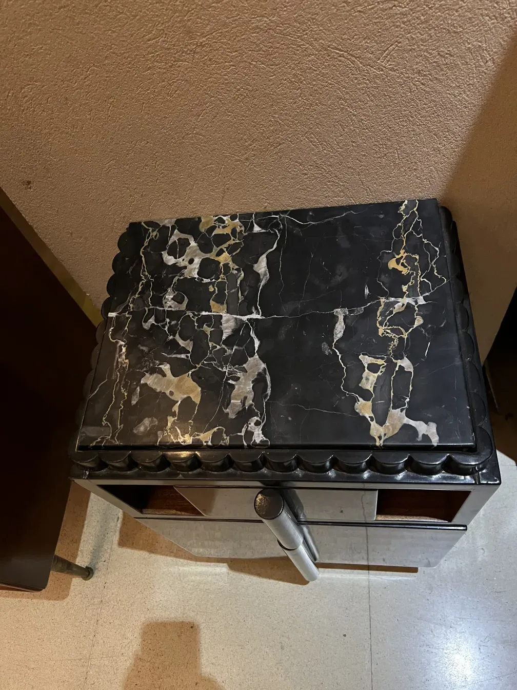 mesa de luz antigua con rodillo, diseño elegante