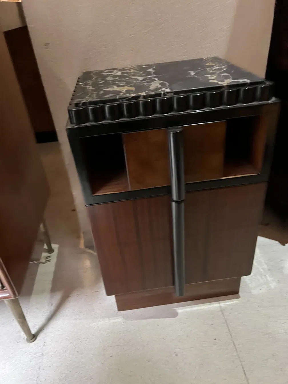 table de chevet ancienne avec un design élégant dans un cadre accueillant