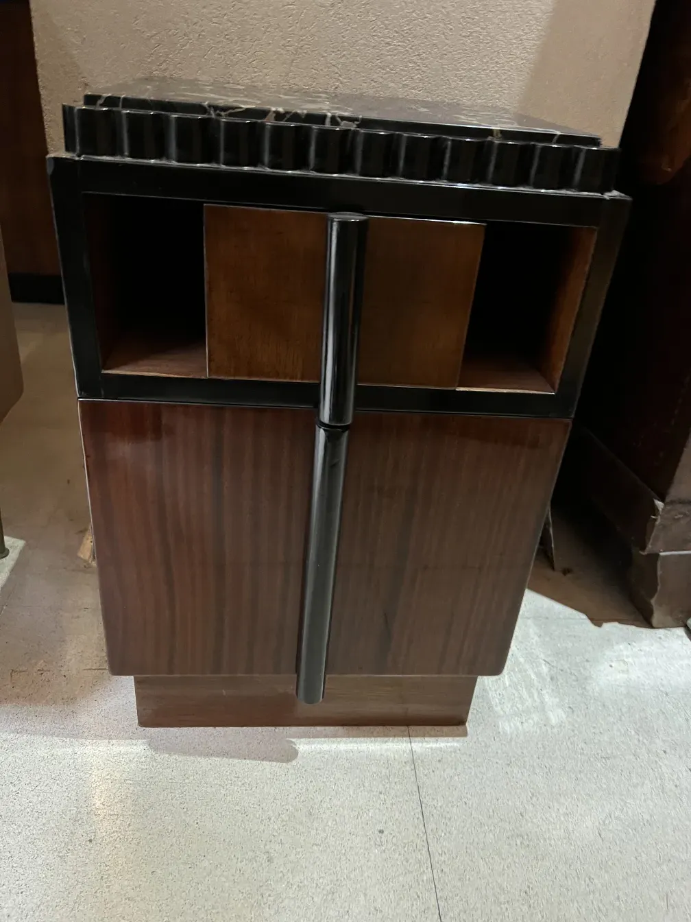 mesa de luz antigua con compartimientos y diseño creativo, ideal para habitaciones elegantes