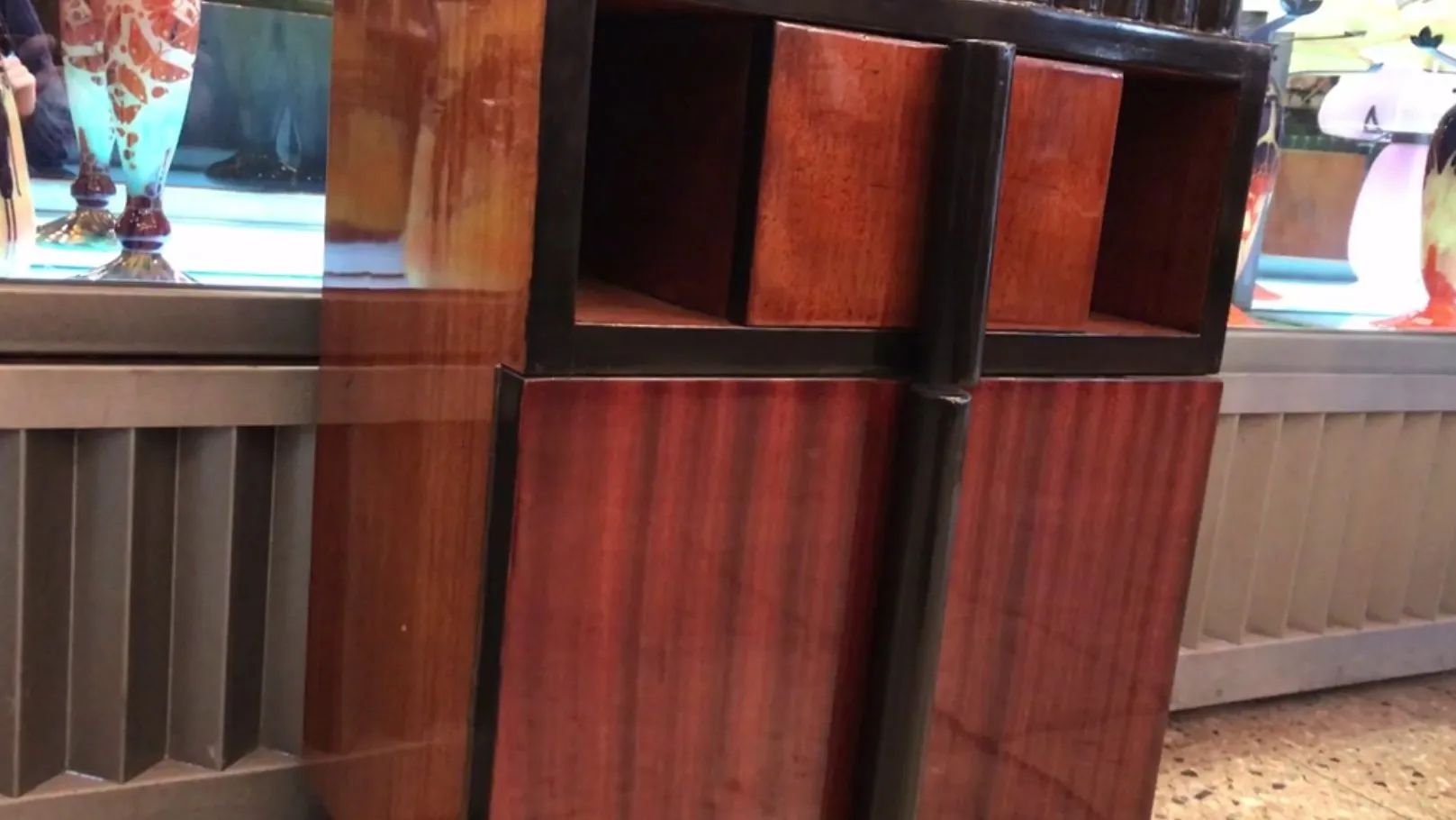 고전적인 침대 옆 테이블, 우아하고 독특한 디자인, 모든 침실에 적합.