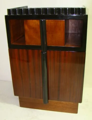 प्राचीन बिस्तर के पार्श्व टेबल, आकर्षक डिजाइन और परिष्कृत विवरण