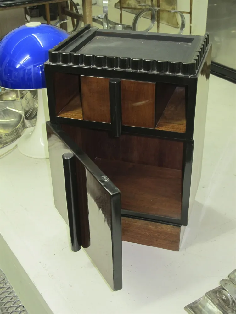 mesa de luz antiga com compartimentos e design único, estilo vintage