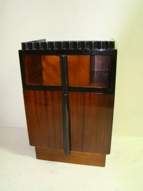 Table de chevet antique avec des détails élégants et une couleur sombre, avec un design de style ancien.