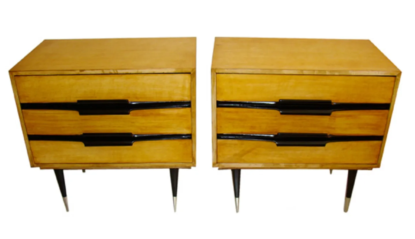 due comodini antichi con design moderno e maniglie scure