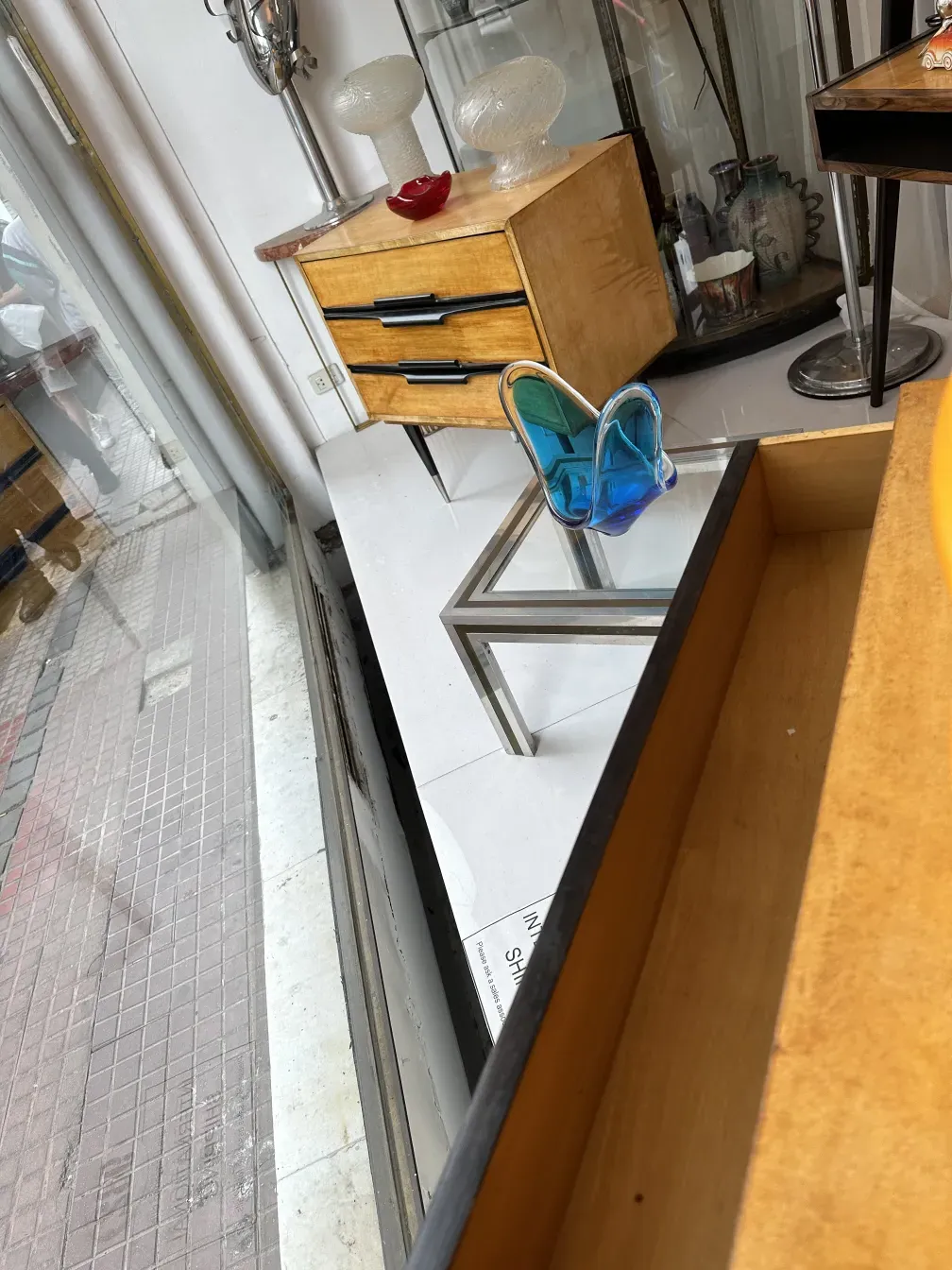 装飾された古いナイトテーブル、引き出し付き