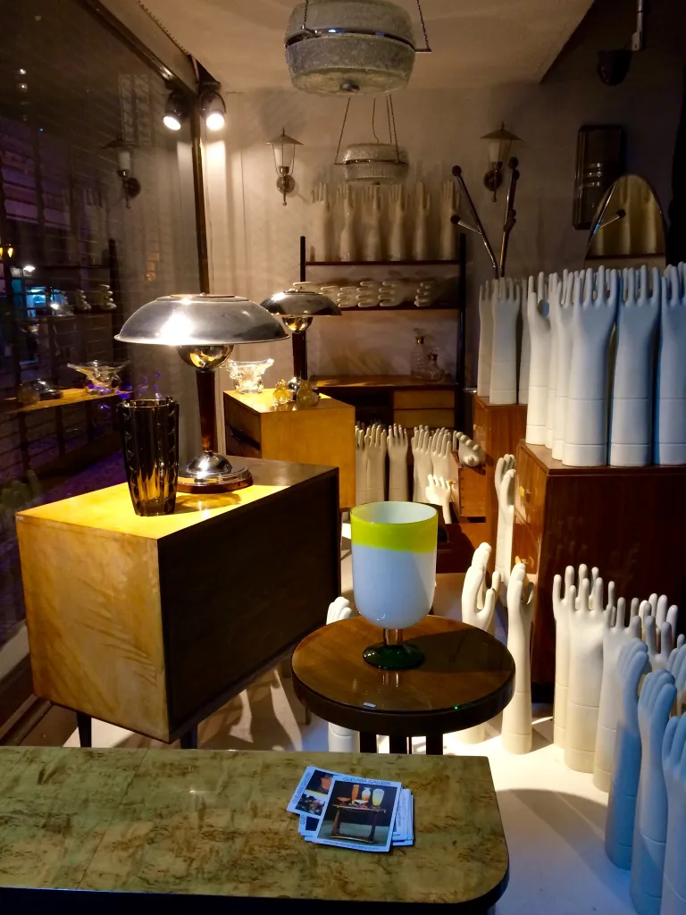 antigua mesa de luz con iluminación suave, en un ambiente acogedor