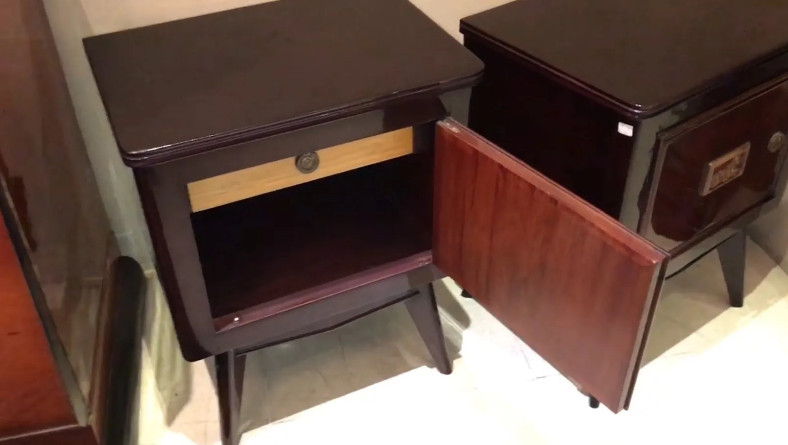 mesa de luz antigua con cajón abierto y espacio interno