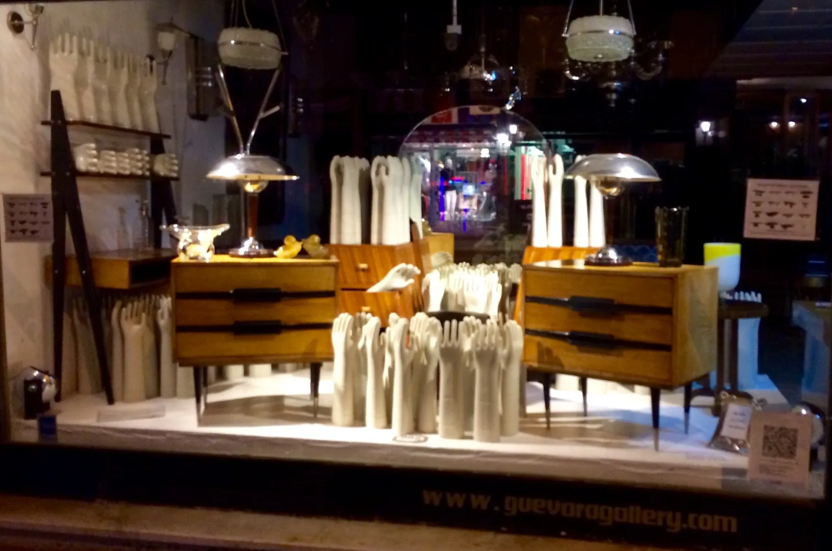 Mesas de luz antiguas en exhibición con detalles artísticos